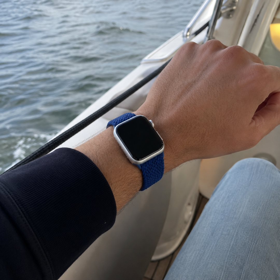 Apple Watch Gevlochten Bandje Marineblauw, gedragen om de pols