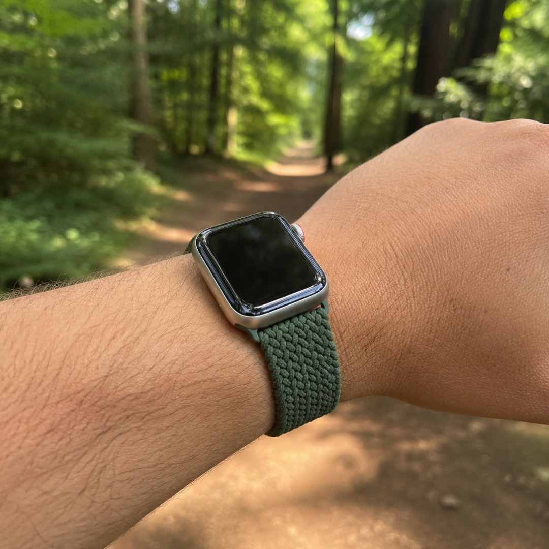 Apple Watch Gevlochten Bandje Mosgroen, gedragen om de pols