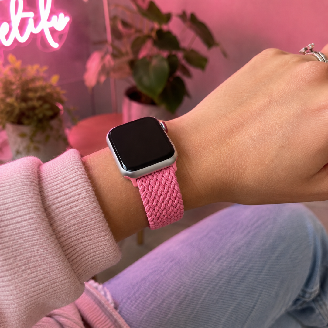 Apple Watch Gevlochten Bandje Roze, gedragen om de pols