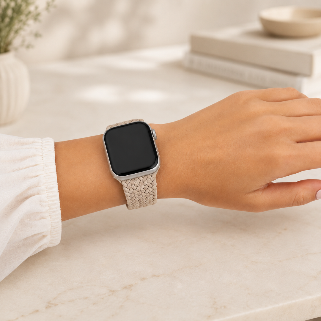 Apple Watch Gevlochten Bandje Starlight, gedragen om de pols