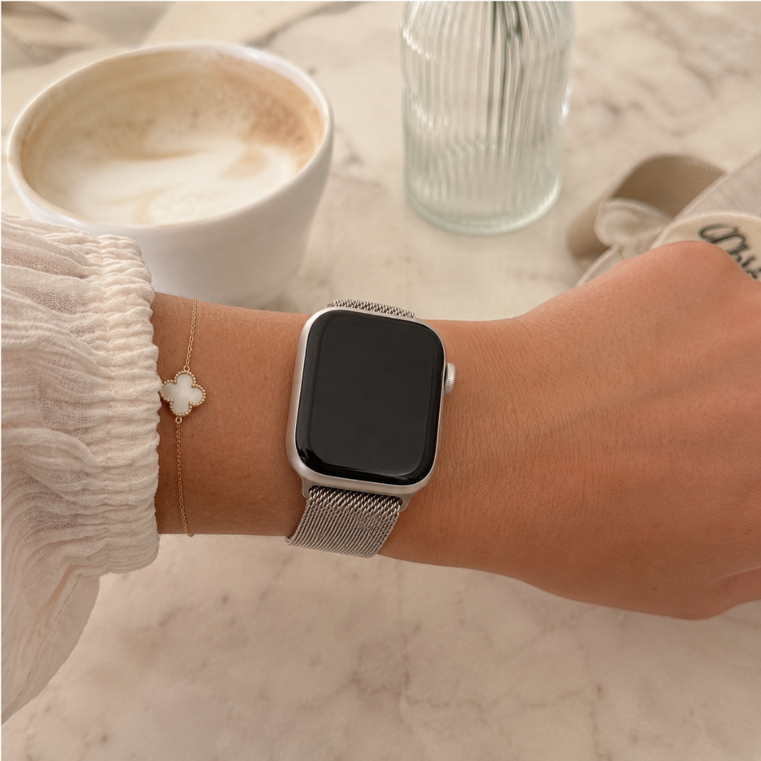 Apple Watch Milanees Bandje Starlight, gedragen om de pols
