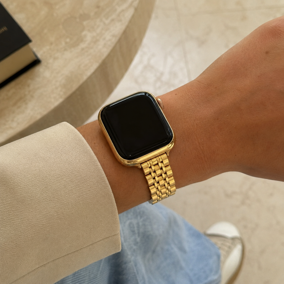 Apple Watch Mosaic Schakelband Goud, gedragen om de pols