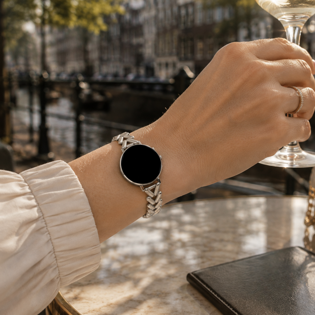 Samsung Galaxy Watch V-Schakelband Starlight, gedragen om de pols