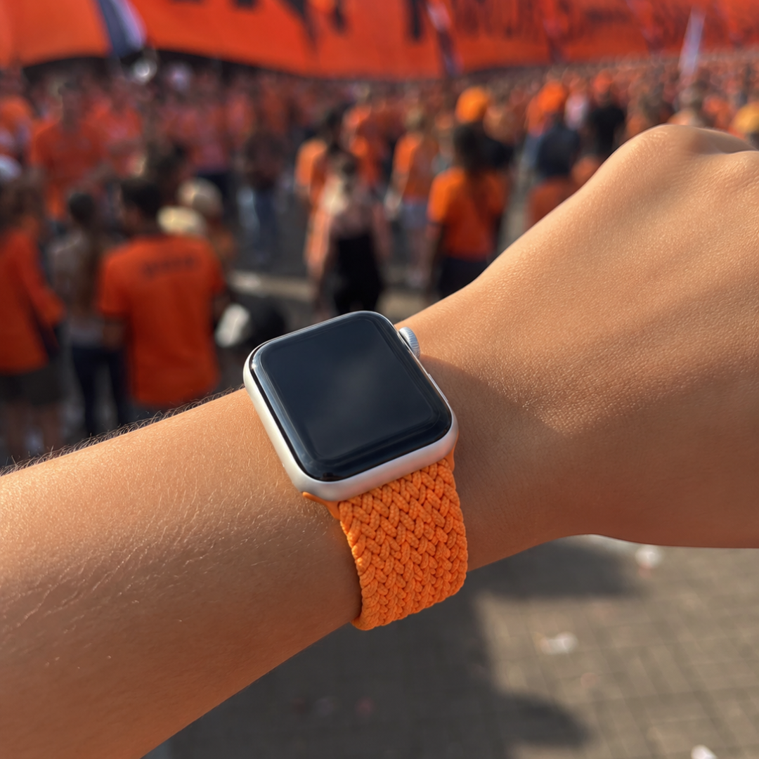 Apple Watch Gevlochten Bandje Oranje, gedragen om de pols